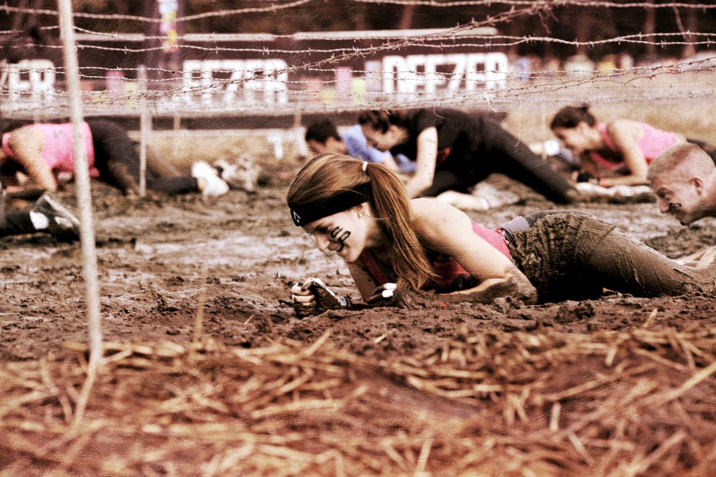 Photo Pierre Alessandri / ASO - Lac de Vénérieu - 07/09/2014 - The Mud Day Lyon 2014 - Libre de droits - Une Mud Guy franchissant l'obstacle CRAWLING TIME
