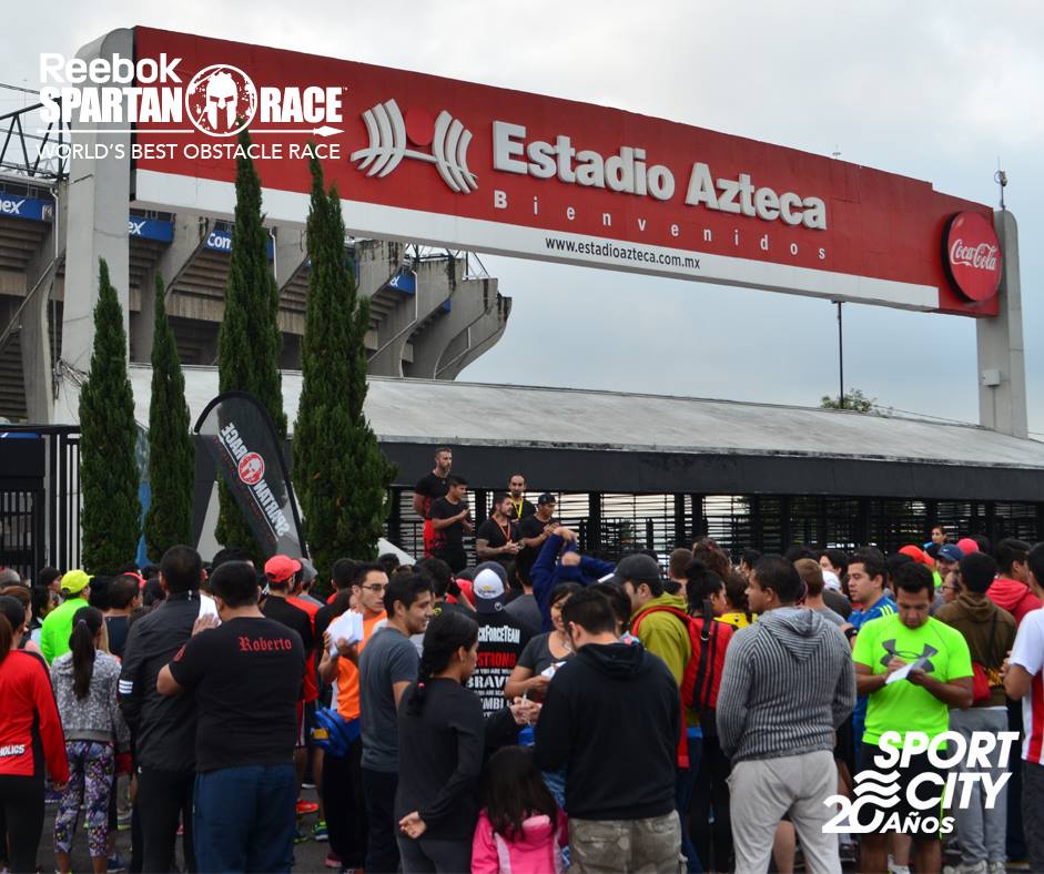 Entrenamiento en los exteriores del Estadio Azteca para la Spartan Race del 19 y 20 de septiembre de 2015