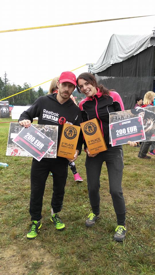 Lluís Barbé y Olga Estellé muestran su condecoración como segundos clasificados en la categoría masculina y femenina en Sprint Spartan Race Eslovaquia 2015.