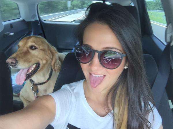Kelly Peñaranda y su amigo peludo inseparable, Hudson.